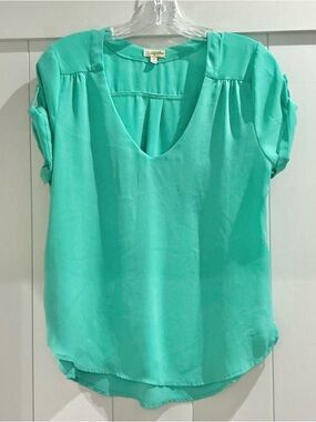 Lily White Aqua Short Sleeve V-Neck Blouse Medium
